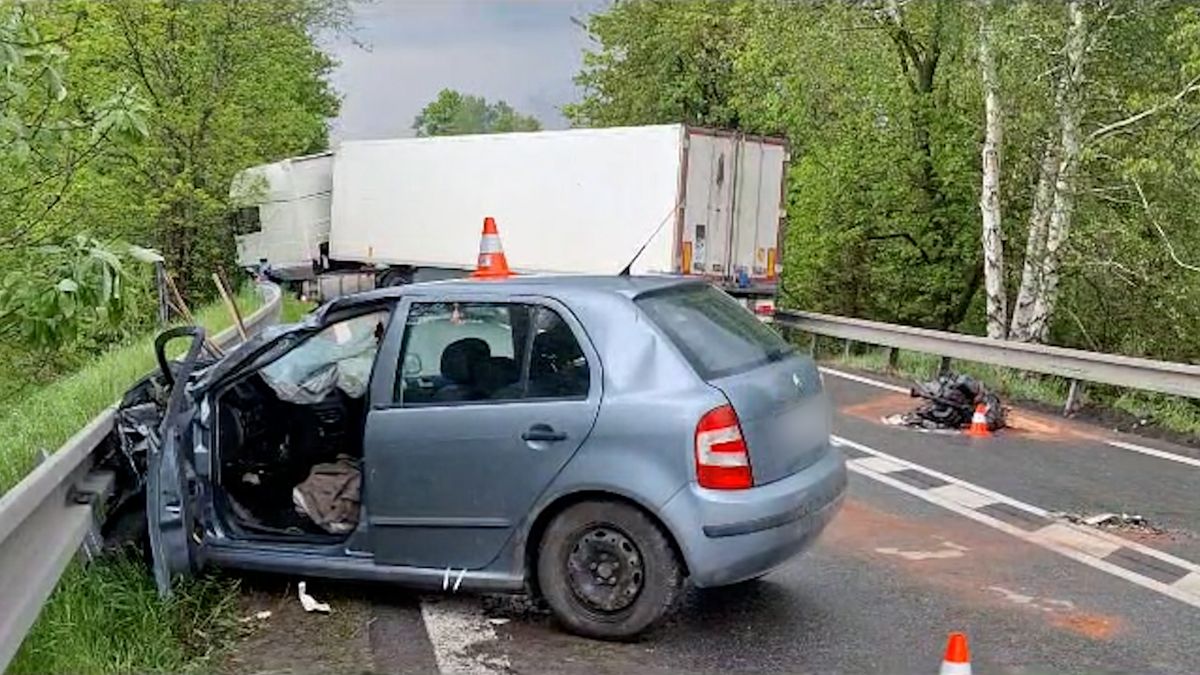 Řidič na Českokrumlovsku zkolaboval za volantem a po vjezdu pod kamion zemřel